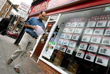 Αφραγκος μένει πριν από το τέλος του μήνα ο μέσος εργαζόμενος στη Βρετανία