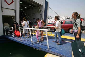 Συνωστισμός στα λιμάνια για μια θέση στον ήλιο