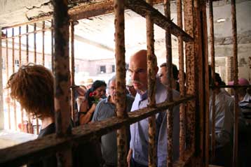 Μήνυμα Παπανδρέου για τις θυσίες των Ελλήνων από το μνημείο της Γυάρου