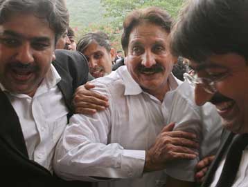 Πλήγμα για τον Μουσάραφ η επαναφορά ανώτατου δικαστικού στο Πακιστάν