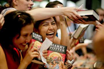 Ουρές στα βιβλιοπωλεία για τις τελευταίες (;) περιπέτειες του Χάρι Πότερ