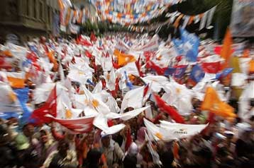 Το Κουρδικό οξύνει το κλίμα στην Τουρκία σε απόσταση αναπνοής από την κάλπη