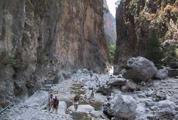 Διάσωση ορειβάτη στον Όλυμπο, θάνατος τουρίστα στο φαράγγι της Σαμαριάς