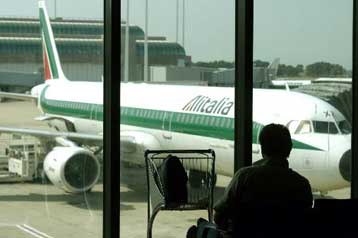Αναστάτωση στο Φιουμιτσίνο από απειλή για βόμβα σε αεροσκάφος της Alitalia