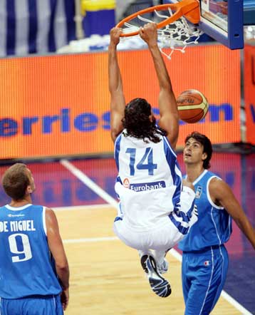 Ο Έλληνας μπασκετμπολίστας παίζει δωρεάν, υποστηρίζει ο Λάζαρος Παπαδόπουλος