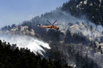 Τέσσερις μεγάλες πυρκαγιές συνεχίζουν το καταστροφικό τους έργο