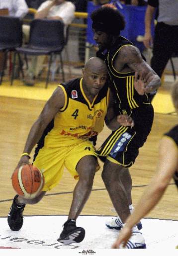 Μπλάκνεϊ υπογράφει, Πάργκο απαντάει και Καμπέθας πληρώνει για να πάει στον Ολυμπιακό