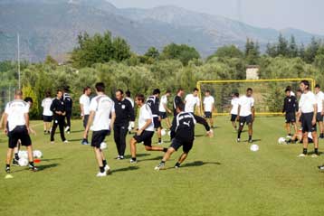 Περίπου 1.000 οπαδοί κατευόδωσαν τον ΠΑΟΚ πριν φύγει για Γερμανία