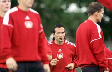 «Διπλό» χτύπημα του Γκέκα στο 4-0 της Λεβερκούζεν επί της Αλκμααρ