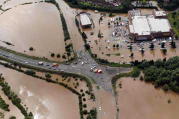 Πλημμύρες και καύσωνας ταλανίζουν την Ευρώπη προκαλώντας καταστροφές και θανάτους