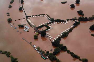 Τις πληγείσες από τις πλημμύρες περιοχές επισκέπτεται ο Γκόρντον Μπράουν