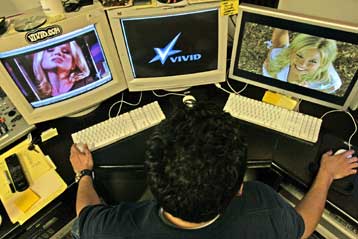 Σε ύφεση οι πωλήσεις πορνογραφικού υλικού λόγω του Διαδικτύου