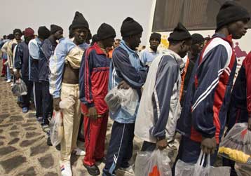 Κατά κύματα φτάνουν οι μετανάστες στο νησί Λαμπετούζα στο πέρασμα για την Ευρώπη