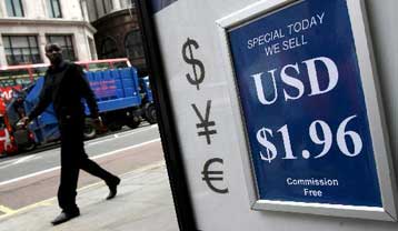 Σε τροχιά πτώσης το δολάριο εν μέσω ανησυχιών για την αγορά στεγαστικής πίστης στις ΗΠΑ