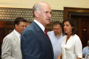 Οι πυρκαγιές στο επίκεντρο του Κοινοβουλευτικού Συμβουλίου του ΠΑΣΟΚ