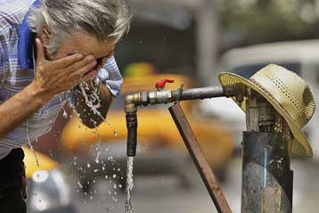 Ο καύσωνας δοκιμάζει την Ευρώπη – Πτώση πυροσβεστικών αεροσκαφών σε Ιταλία και ΗΠΑ