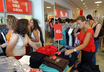 Έως 20% η αύξηση του τζίρου στα εμπορικά καταστήματα μετά τις εκπτώσεις