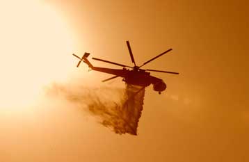 Μάχη σε πολλά μέτωπα δίνουν πυροσβέστες και εθελοντές σε όλη την Ελλάδα