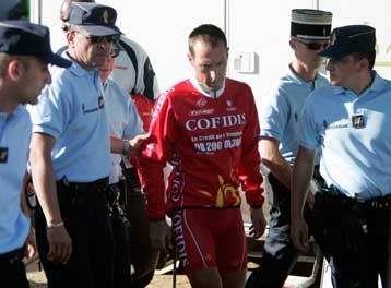 Μια έκρηξη μικρής ισχύος και σκάνδαλα ντόπινγκ συγκλονίζουν το Tour de France