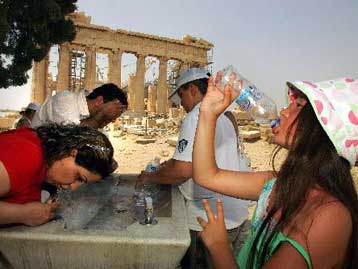 Υποχωρεί σταδιακά από την Πέμπτη ο καύσωνας, αφήνοντας πίσω του δύο νεκρούς