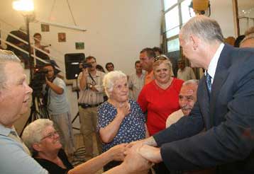 Επίσκεψη του Γ.Παπανδρέου στο ΚΑΠΗ Υμηττού