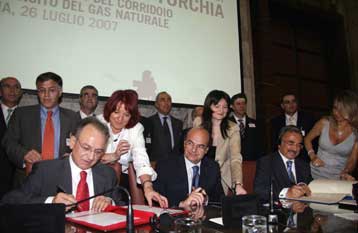 Υπεγράφη η συμφωνία Ιταλίας-Ελλάδας-Τουρκίας για τη μεταφορά φυσικού αερίου