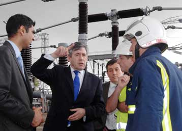 Οι πλημμύρες στη Βρετανία «πνίγουν» και τους Συντηρητικούς, σύμφωνα με τα γκάλοπ