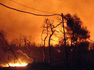 Σε δεκάδες μέτωπα σε όλη τη χώρα η μάχη με τις φλόγες