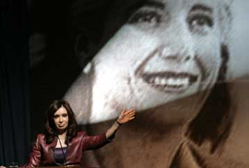 «Προεκλογική» η φετινή εκδήλωση μνήμης για τα 55 χρόνια από το θάνατο της Έβα Περόν