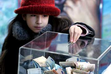 Ζώα και άνθρωποι συμπεριφέρονται πιο ευγενικά όταν παρακολουθούνται