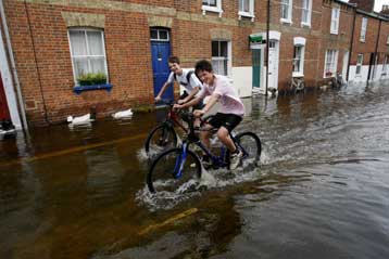 Υποχωρούν αργά τα νερά των πλημμυρών στη Βρετανία αλλά τα προβλήματα παραμένουν