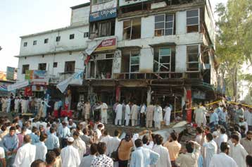 Πολύνεκρη επίθεση αυτοκτονίας κατά αστυνομικών στο Πακιστάν