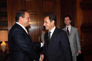 Με τον Γάλλο πρόεδρο Νικολά Σαρκοζί συναντάται τη Δευτέρα στο Παρίσι ο Κ.Καραμανλής