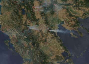 Μάχη με τις φλόγες στα πύρινα μέτωπα σε ολόκληρη τη χώρα