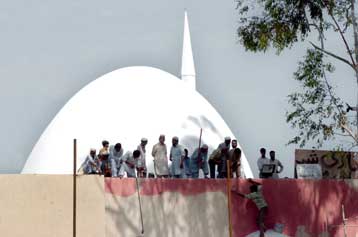 Έκλεισε επ αόριστον το Κόκκινο Τζαμί μετά την τελευταία επίθεση αυτοκτονίας