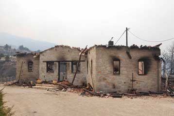 Ανακοινώθηκαν τα μέτρα για τις πληγείσες από τη φωτιά περιοχές της Αιγιάλειας