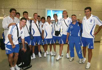 Αποθέωση για την εθνική Νέων κατά την επιστροφή της