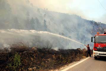 Μία ακόμα μέρα μάχης με τις φλόγες σε όλη τη χώρα