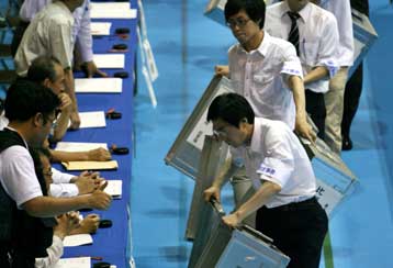 Εκλογική ήττα του κυβερνητικού συνασπισμού υπό τον Σίνζο Αμπε στην Ιαπωνία