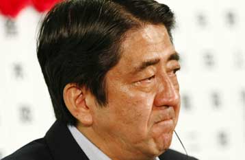 Με ανασχηματισμό απαντά στην εκλογική ήττα ο Ιάπωνας πρωθυπουργός