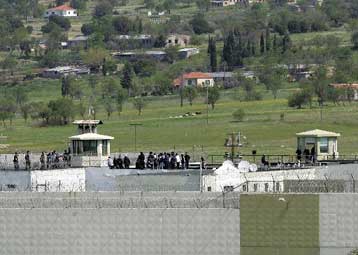 Κραυγή από τους Δικηγορικούς Συλλόγους για να σταματήσουν οι θάνατοι κρατουμένων