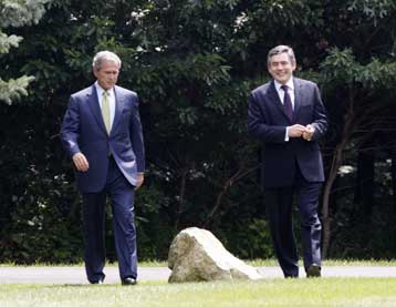 Στενή συνεργασία υποσχέθηκαν να διατηρήσουν Γκόρντον Μπράουν και Τζορτζ Μπους