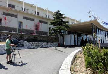 Επεισοδιακή απαγγελία κατηγοριών στους «27» της επίθεσης στο καζίνο της Πάρνηθας