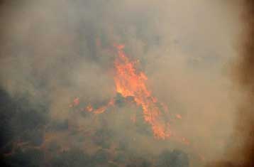 Πολυμέτωπη και τη Δευτέρα η μάχη με τις φλόγες