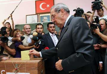 Κεμαλιστή πρόεδρο της Τουρκίας ζητεί και πάλι ο στρατηγός Μπουγιούκανιτ