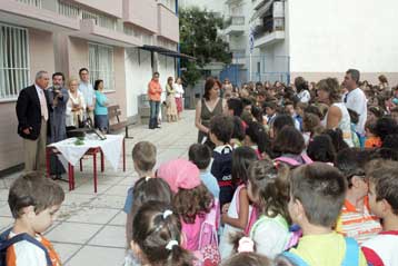 Στον αέρα χιλιάδες εκπαιδευτικοί, καθώς καθυστερούν αποσπάσεις και διορισμοί
