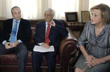 Eν μέσω αποδοκιμασιών η υποδοχή του κυβερνητικού κλιμακίου στο Αίγιο