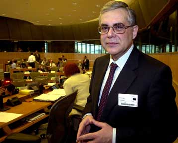 Τα νέα επενδυτικά προϊόντα ελλοχεύουν υποεκτιμημένους κινδύνους, τονίζει ο Λ.Παπαδήμος