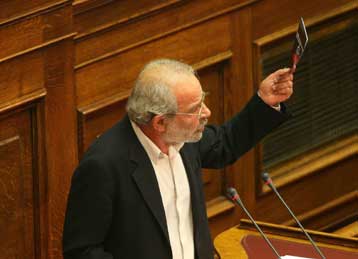 Αντιπολιτευτικές βολές στην κυβέρνηση με αφορμή το νομοσχέδιο για την έρευνα