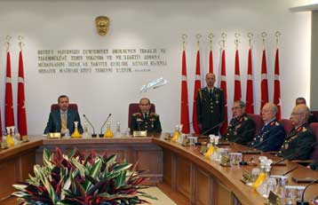 Οι Τούρκοι στρατηγοί τακτοποιούν τα του οίκου τους με ανοικτά τα πολιτικά μέτωπα